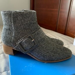 Like New Jack Rogers Herringbone booties